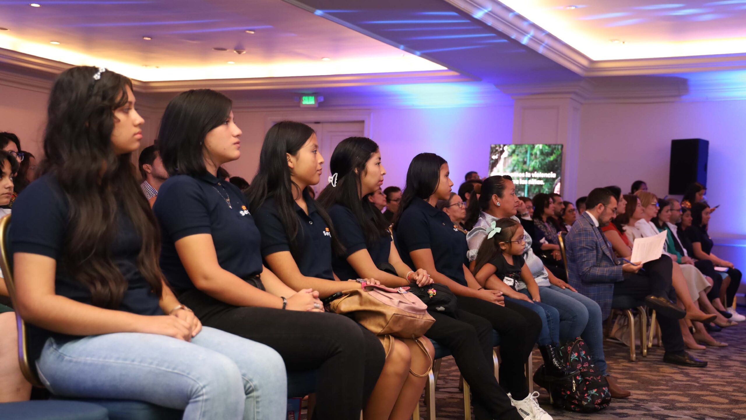 Niñas asistentes al evento por el día de la niña