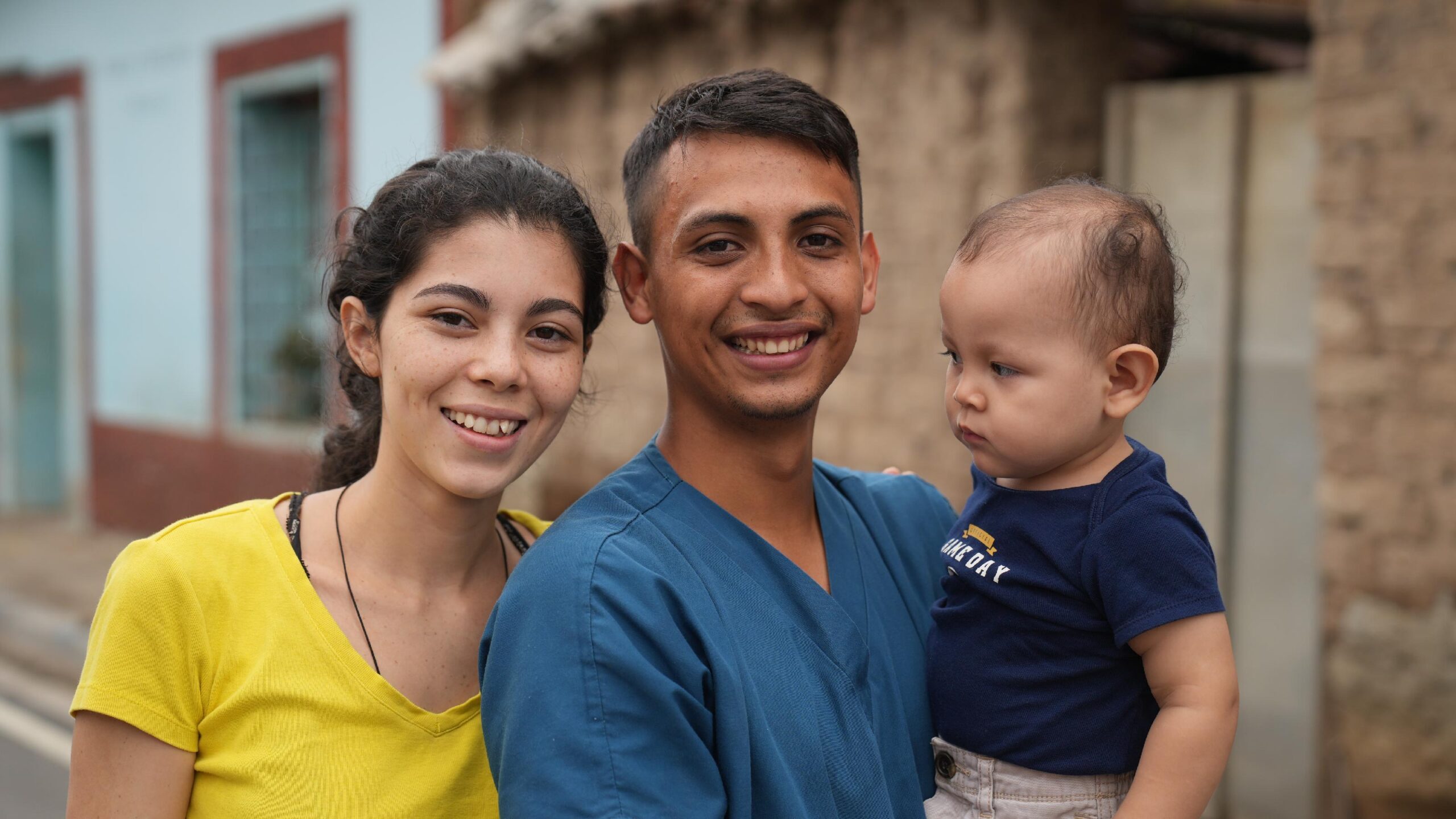 Saraí, Steven y Derek, una familia que cuida de la primera infancia