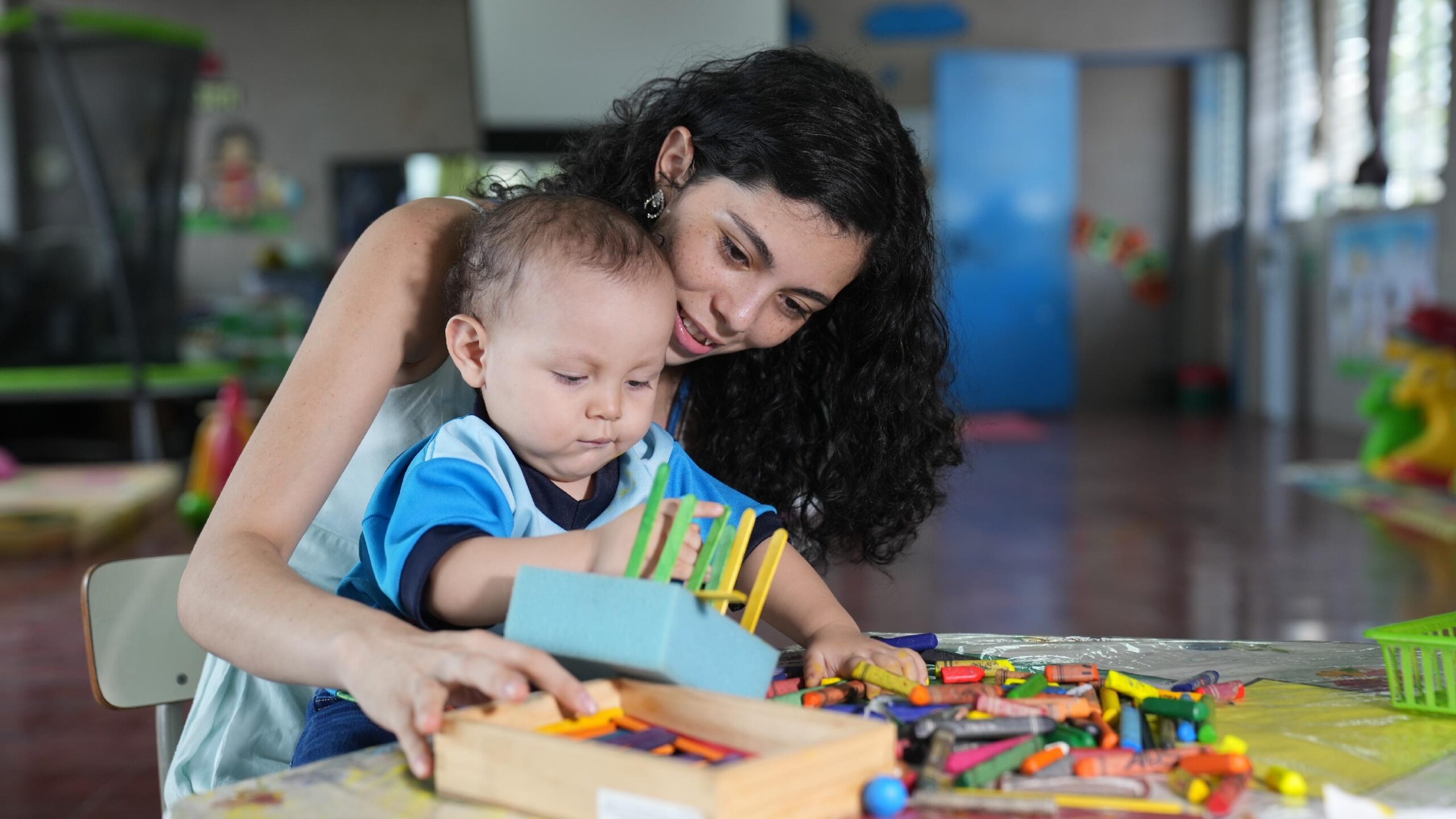 Saraí participando en las actividades del CAIPI junto a su hijo Derek