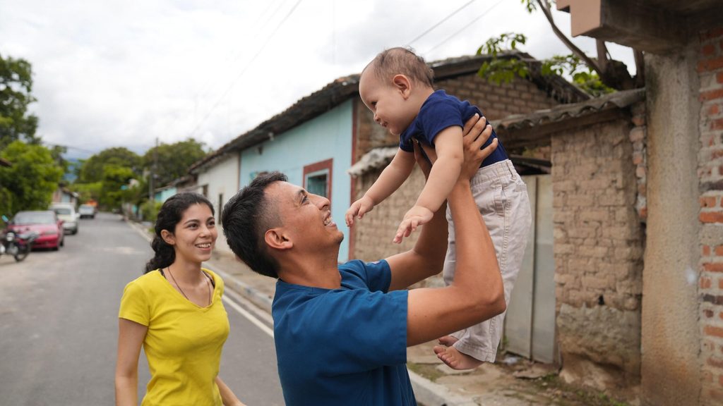 Steven y Saraí compartiendo con su hijo Derek