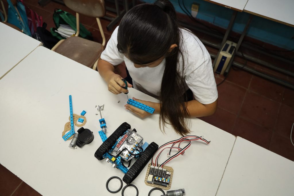 Wendy trabajando en los sensores y conectores que forman parte del robot.