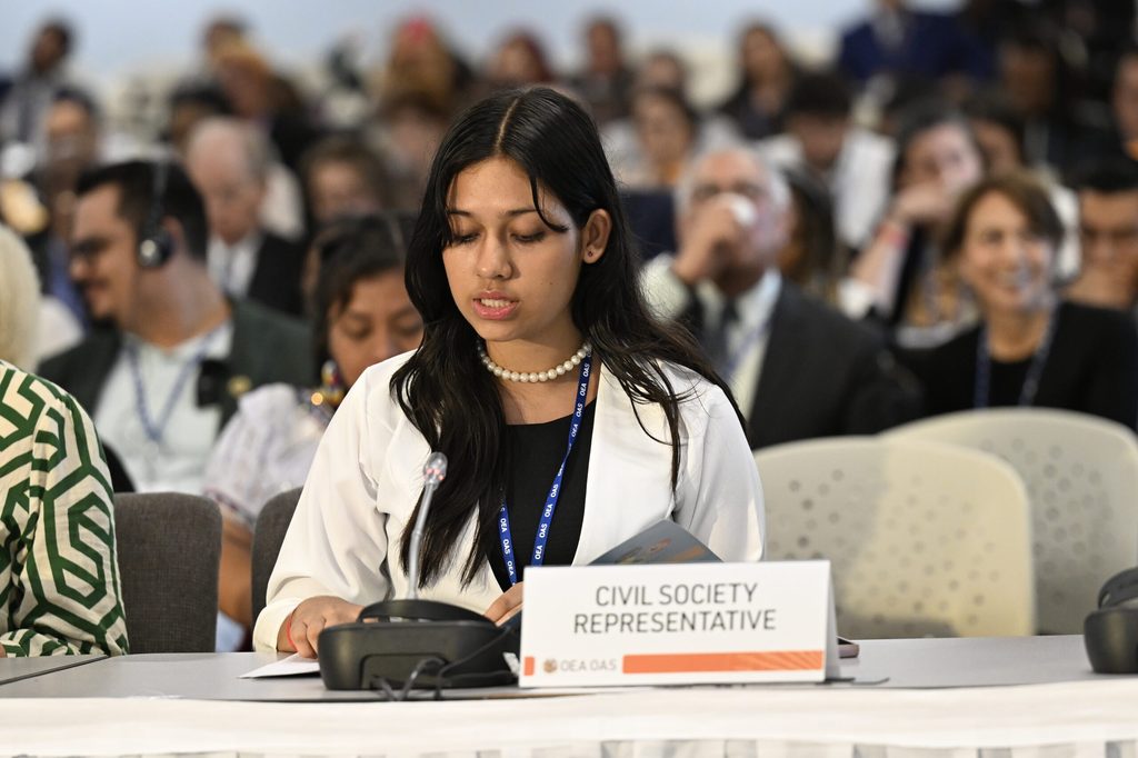 Yoselin, en su primera participación en la 55ª Asamblea General de la OEA.