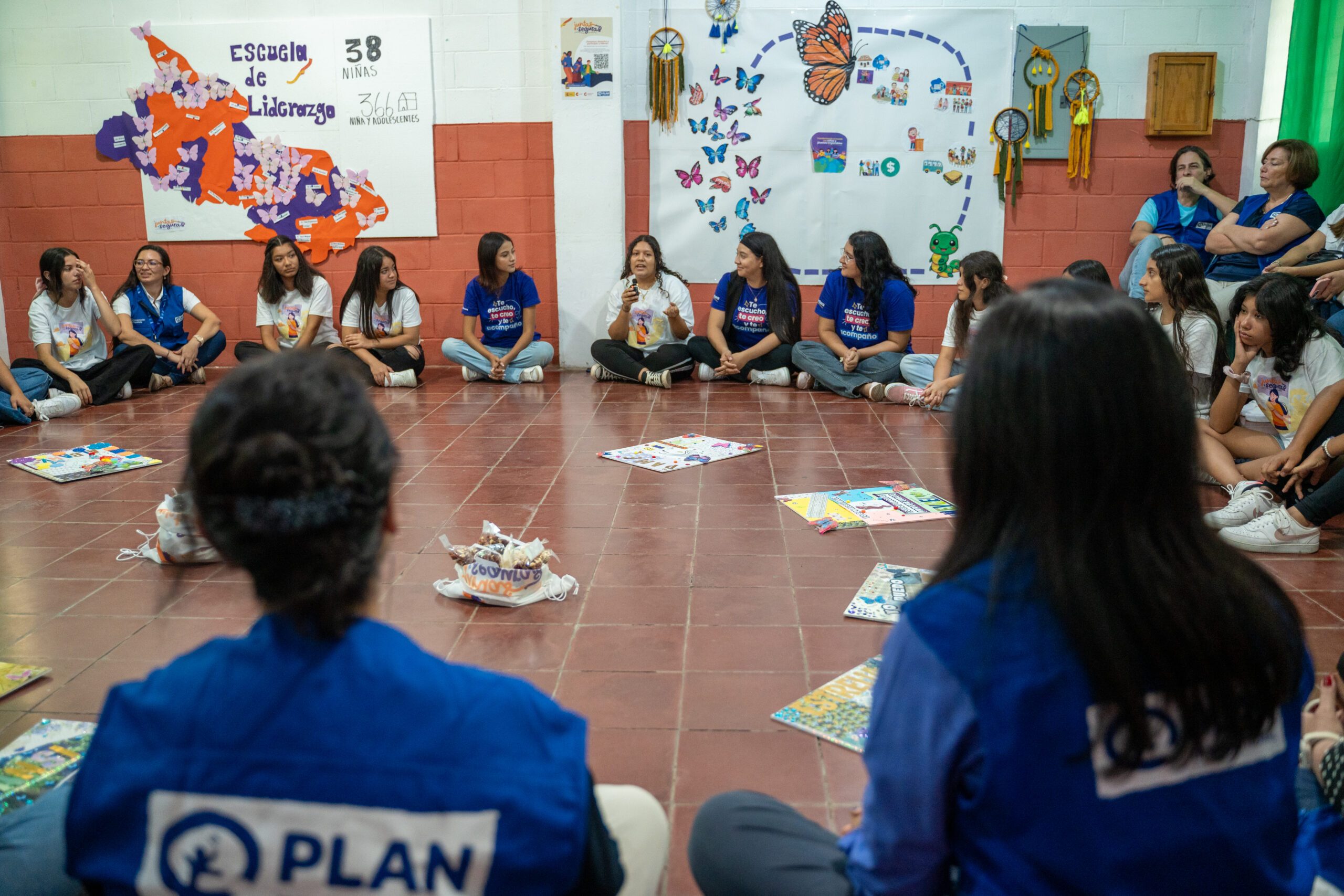 Niñas y adolescentes que lideran iniciativas comunitarias orientadas a apoyar a otras niñas.