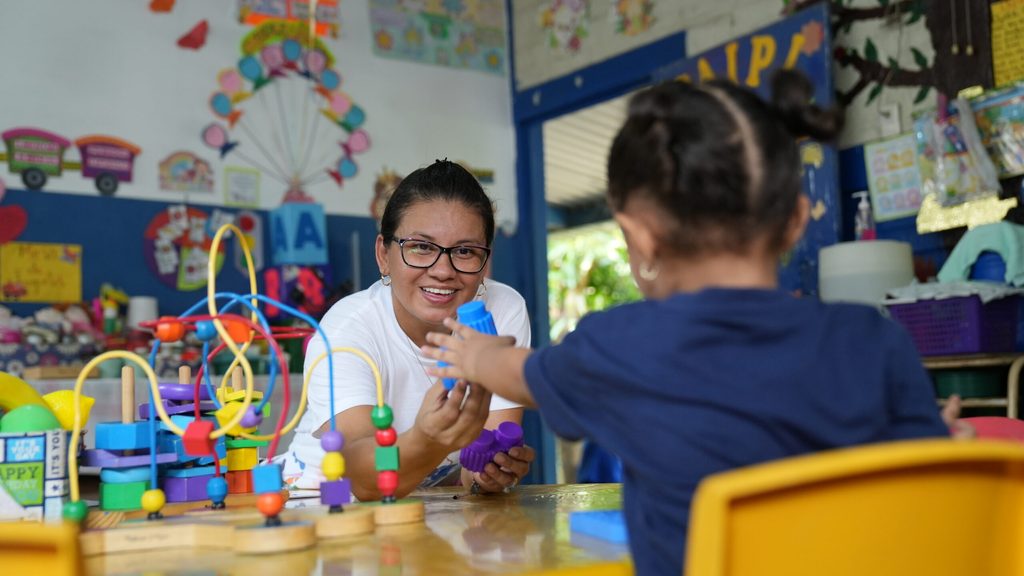 Nancy realizando juegos lúdicos con niñas y niños del CAIPI.
