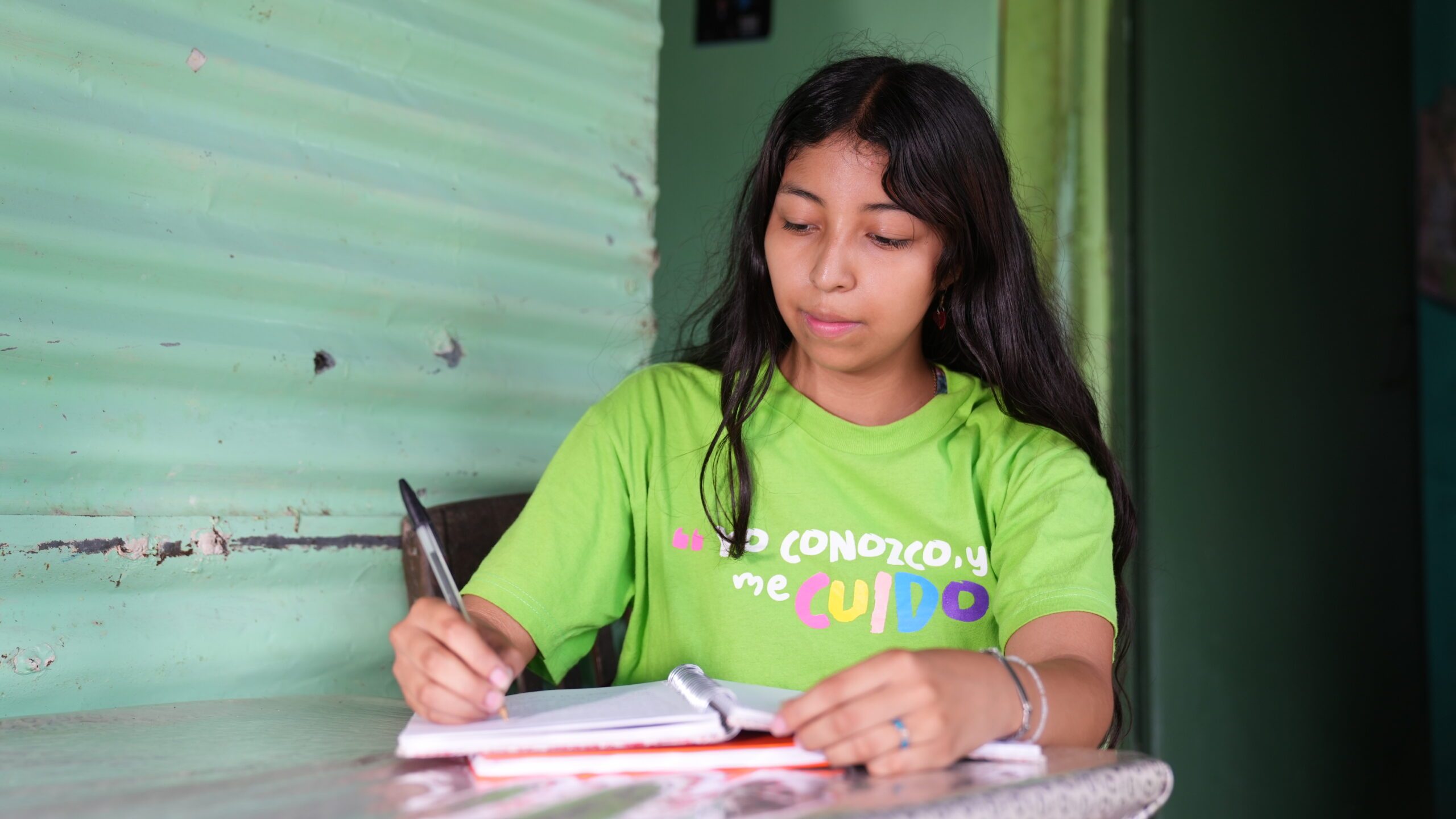 Lesly escribiendo sobre su plan de vida.