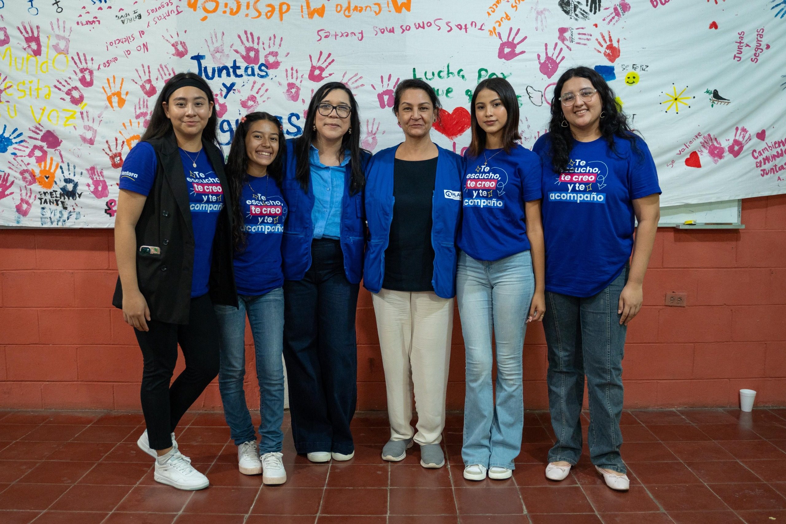 Anabell Amaya, Representante de País de Plan El Salvador con nuestra CEO, Reena Ghelani en la visita que hicieron para conocer a jóvenes mentoras.