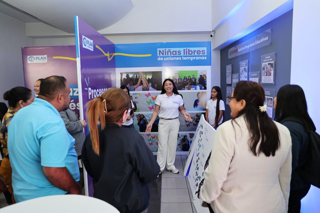 Las niñas y adolescentes compartieron sobre los espacios y aprendizajes de liderazgo en los que han participado en el evento del Día de la Niña. © Plan International