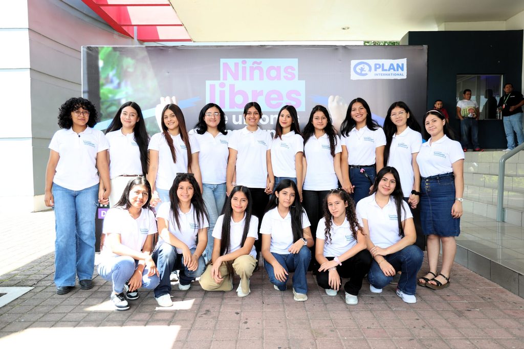 Niñas y adolescentes participantes del evento en conmemoración por el Día de la Niña 2025. © Plan International