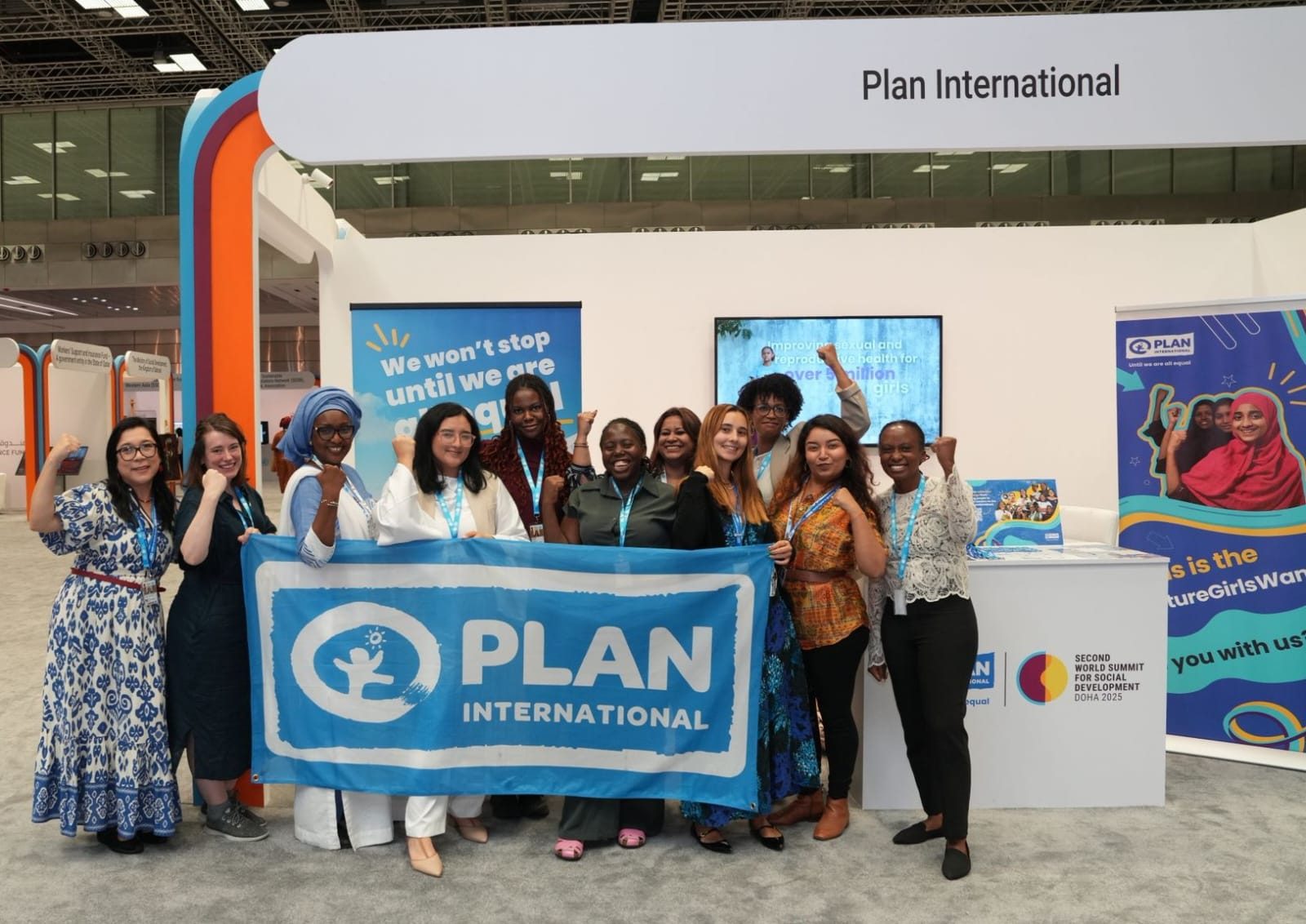 Damaris y Anabell Amaya, Representante de País de El Salvador, junto a la delegación de Plan International.