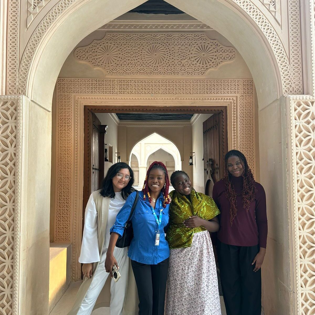 Damaris de El Salvador junto al resto de la delegación juvenil: Laetitia de Irlanda; Ruth de Liberia y Damaris de Kenia.