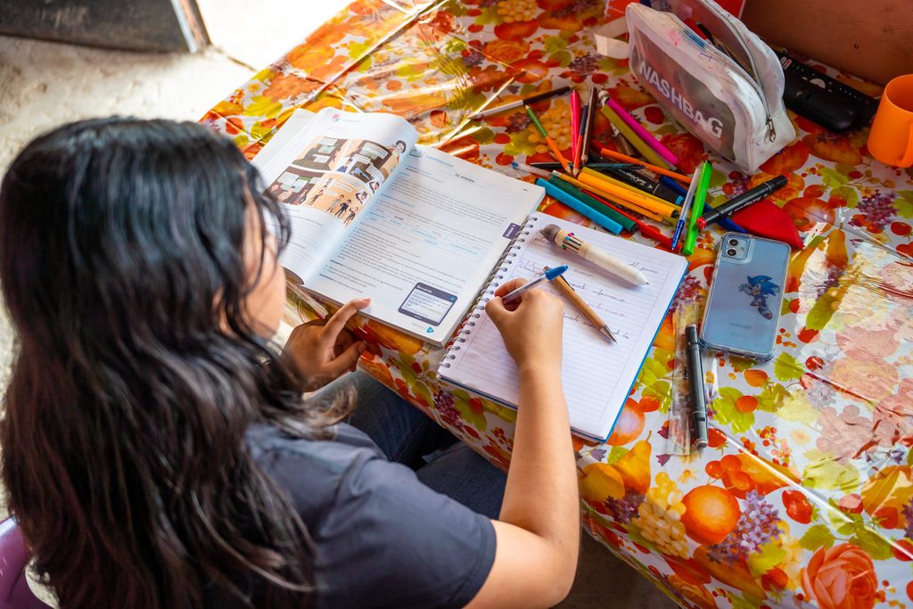 Katerin se prepara para ir a la escuela terminando sus tareas.