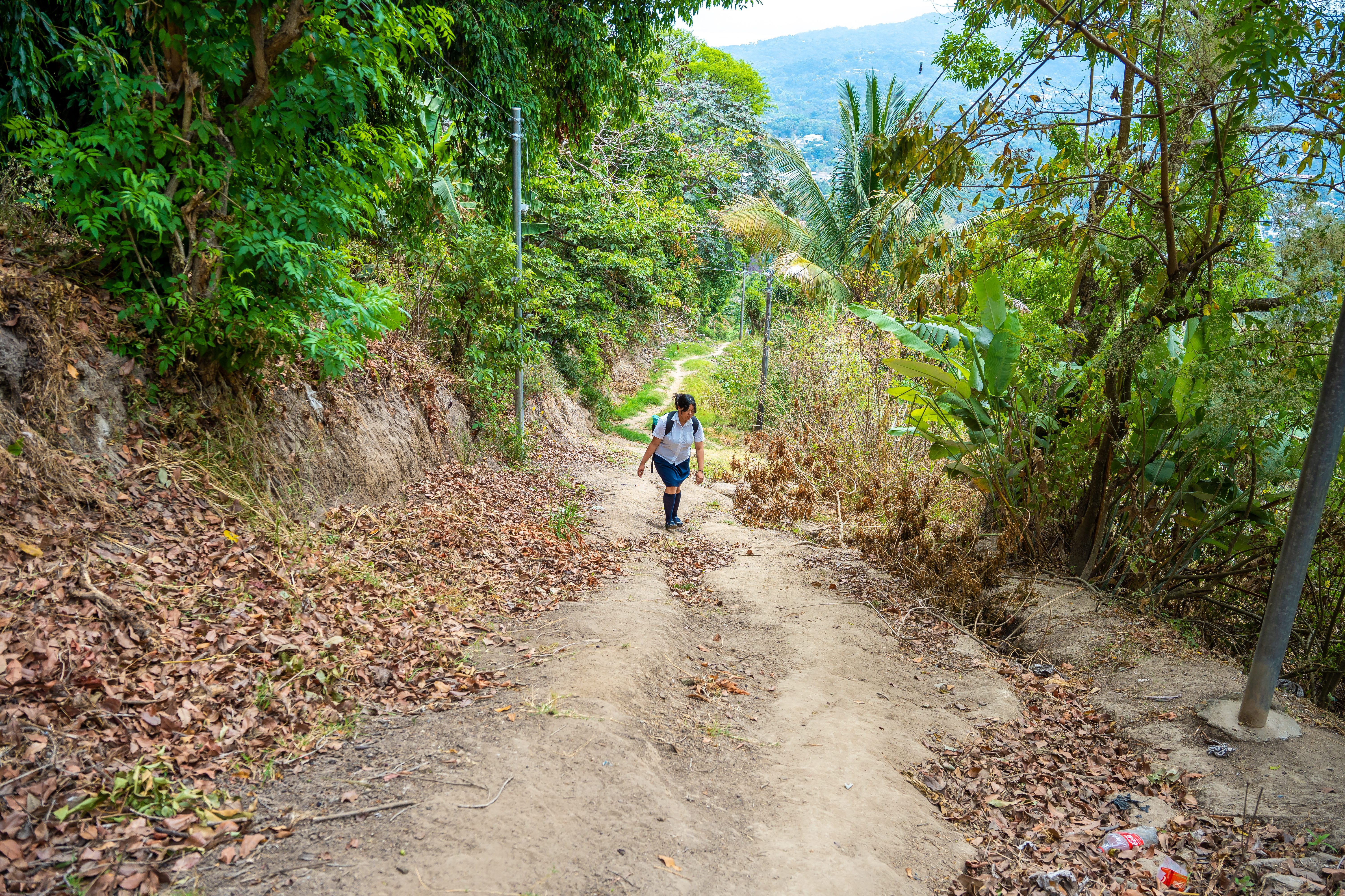 Katerin subiendo las calles inclinadas para llegar a su casa.