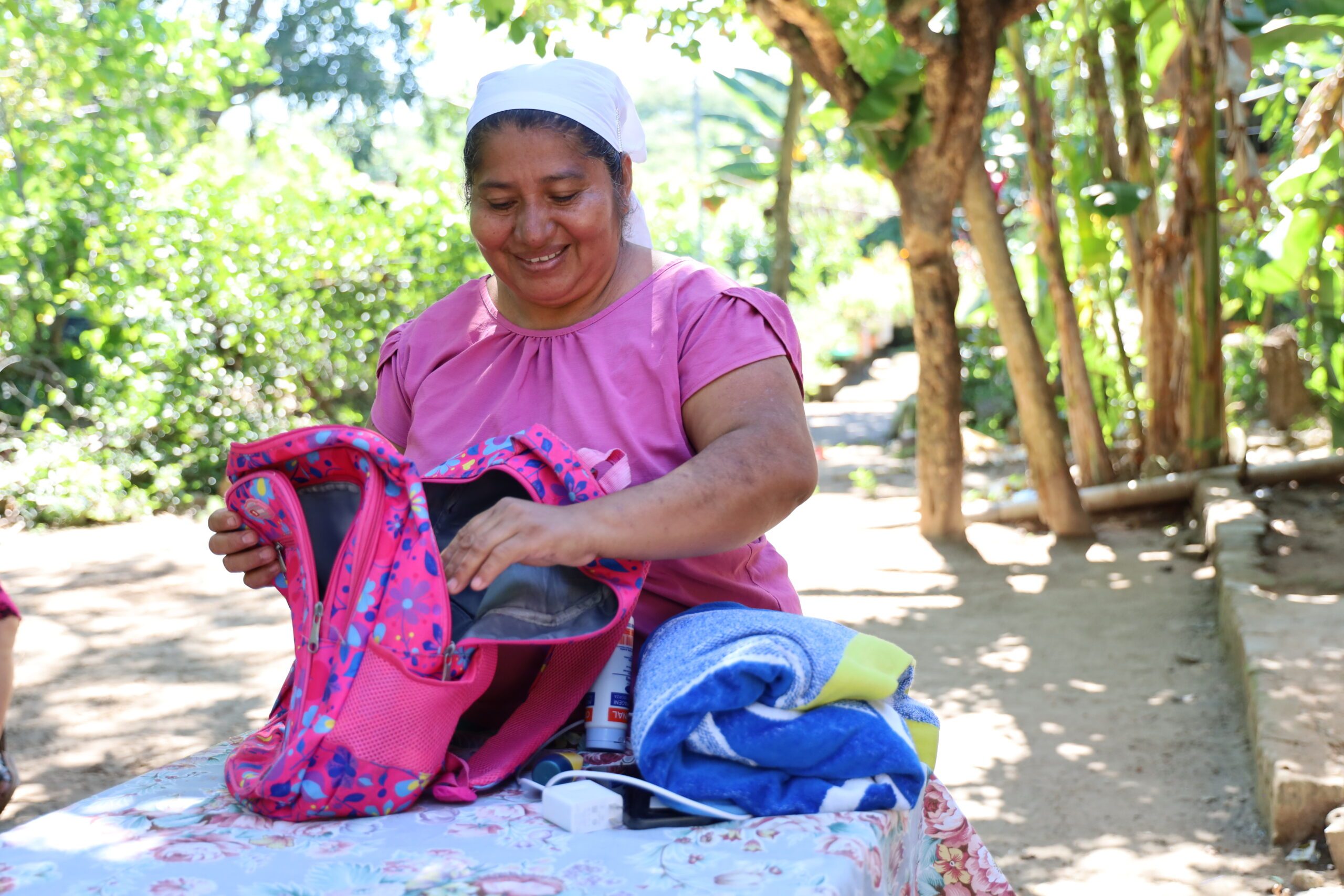 Iris preparando su mochila de emergencia.