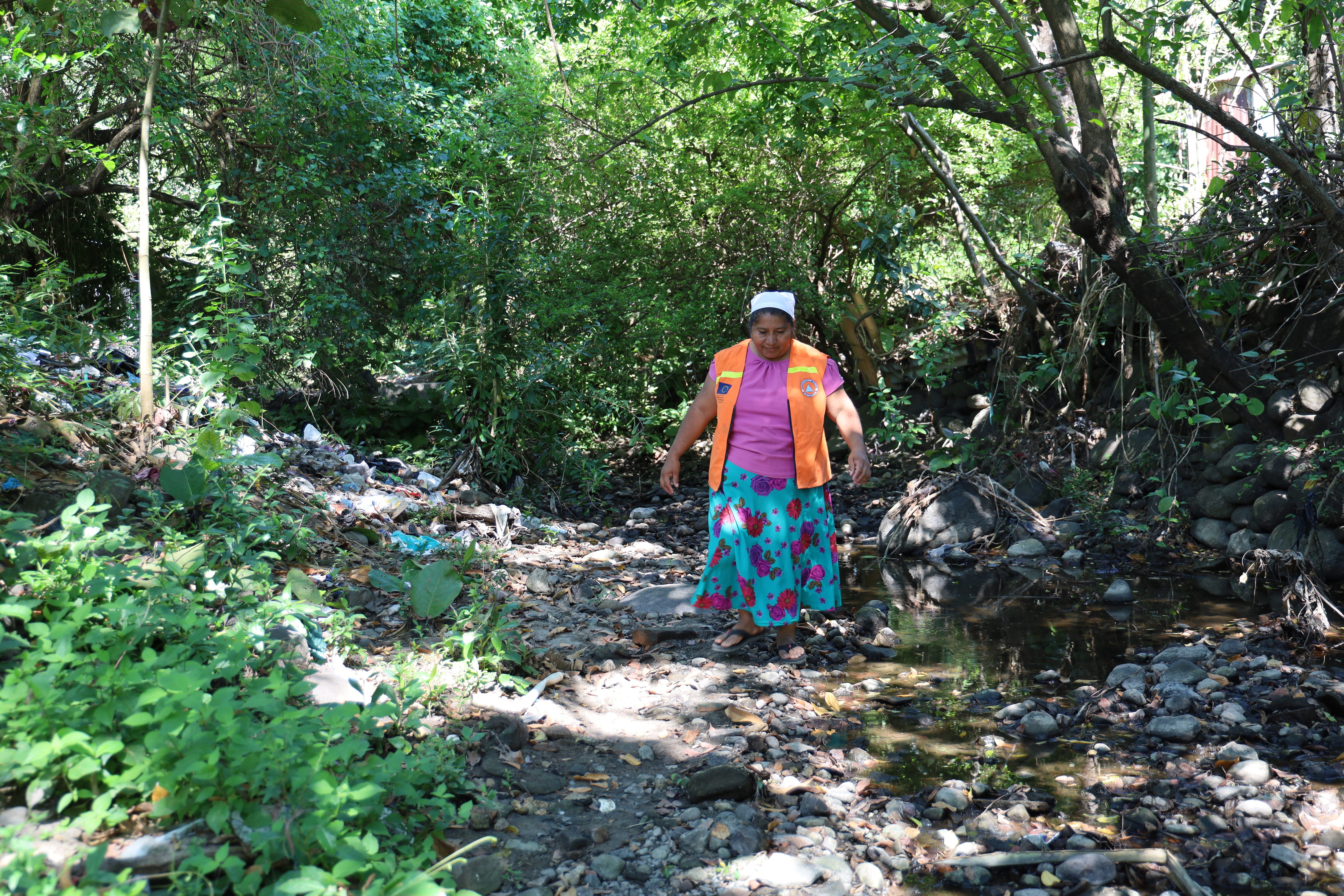 Iris camina sobre la quebrada que en temporadas de lluvias representa una amenaza por estar ubicada a pocos metros de casa.