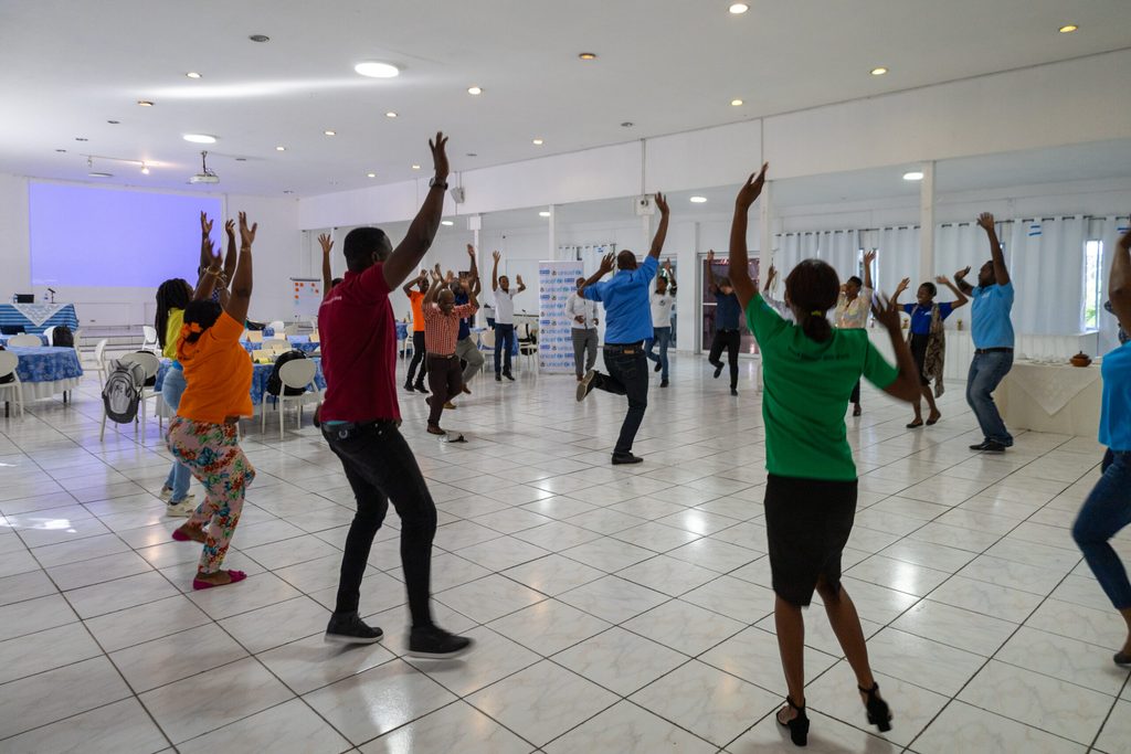 Dinamizer to start the day with participants.