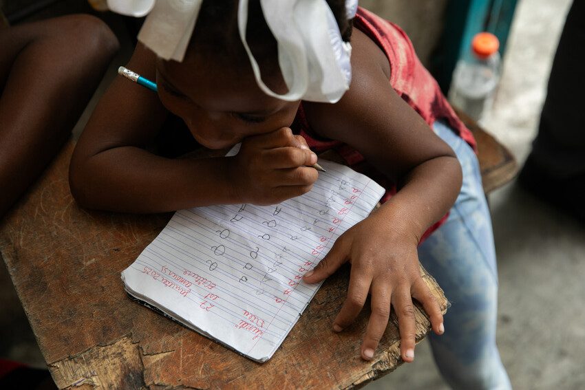 Girl tries to keep up with her studies in the IDP camp where she lives.