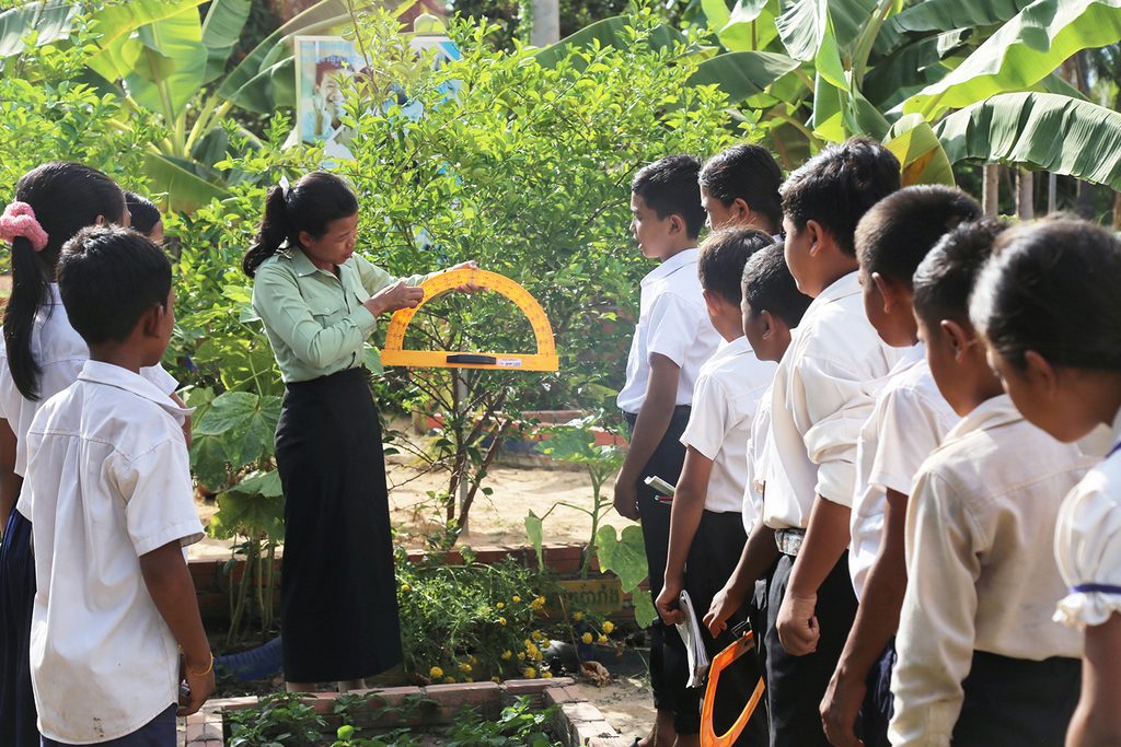 Keo is explaining the shape of garden to her students.