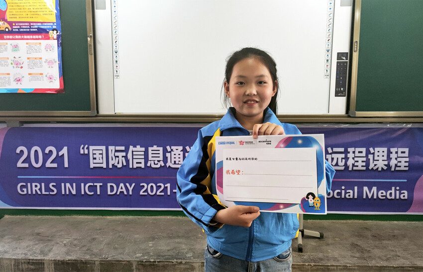 Girl receives certificate for taking part in the Design Thinking virtual workshop