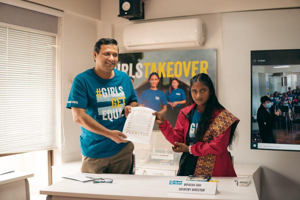 Bipasa handing over the Girl's Manifesto letter.