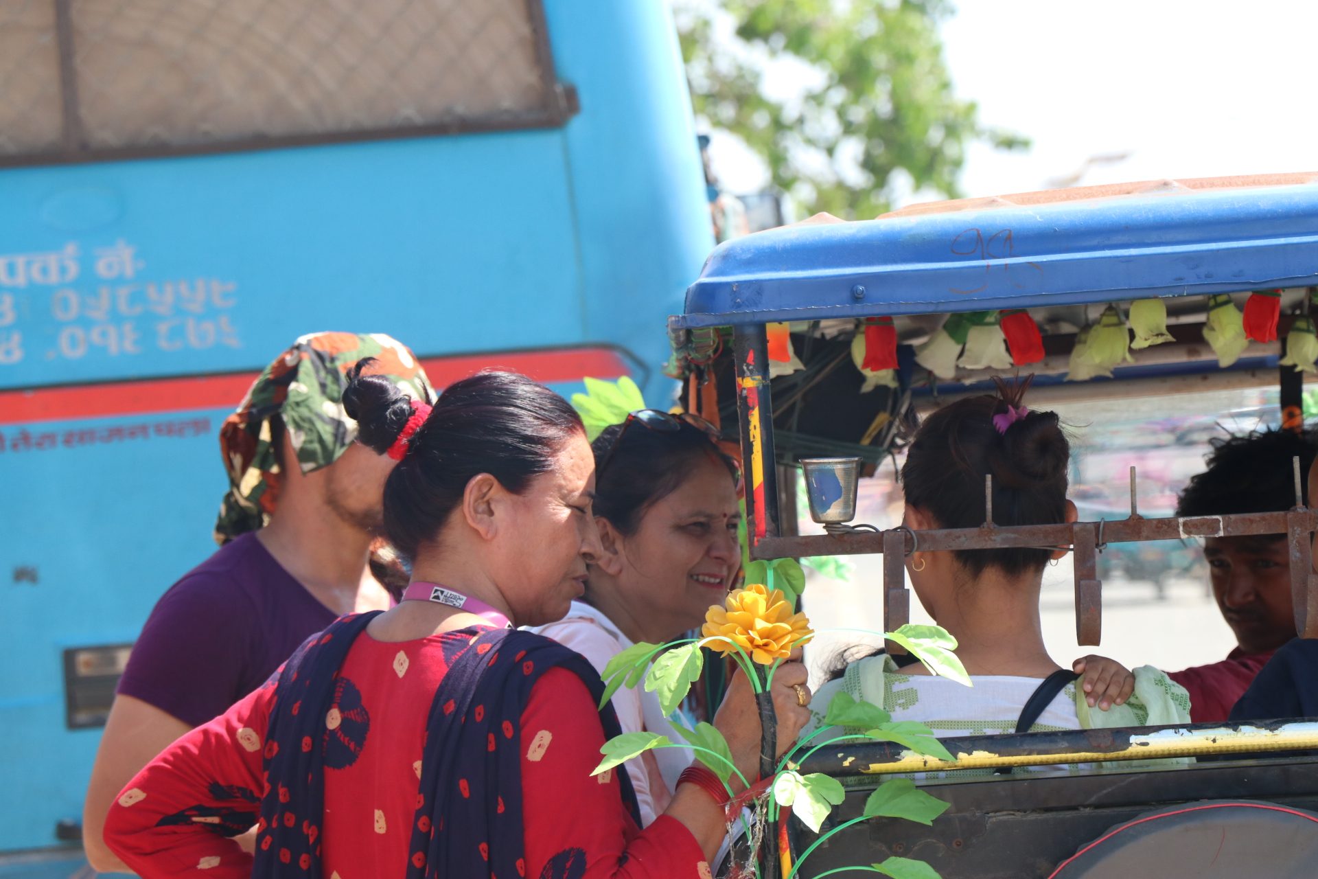 Counsellors speak to a girl in a rickshaw. 