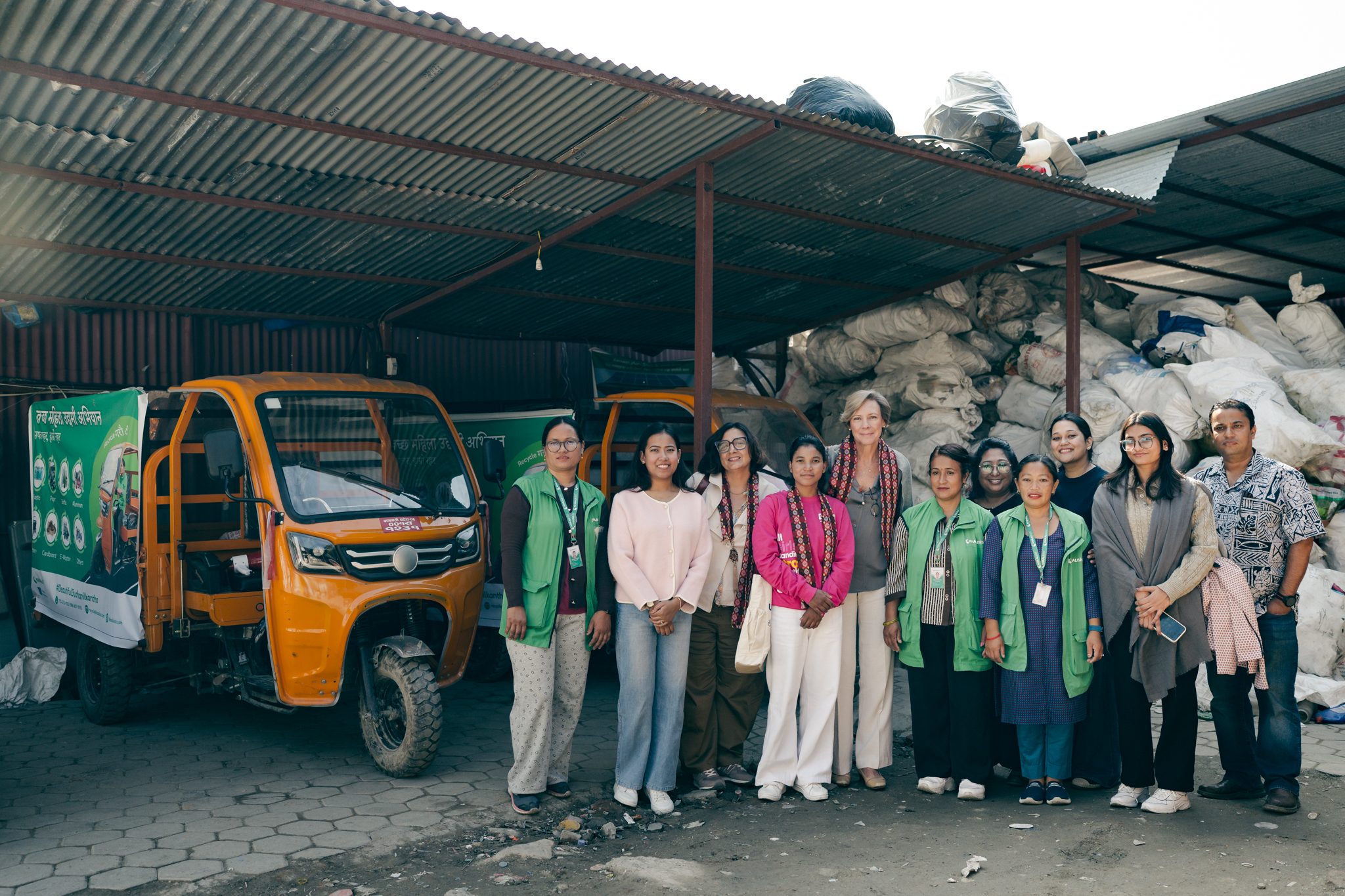 Group of people standing in front of tempo