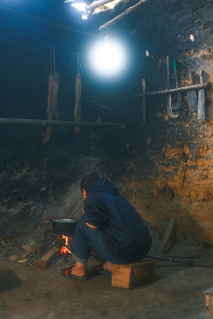 Đan* đốt củi để nấu ăn