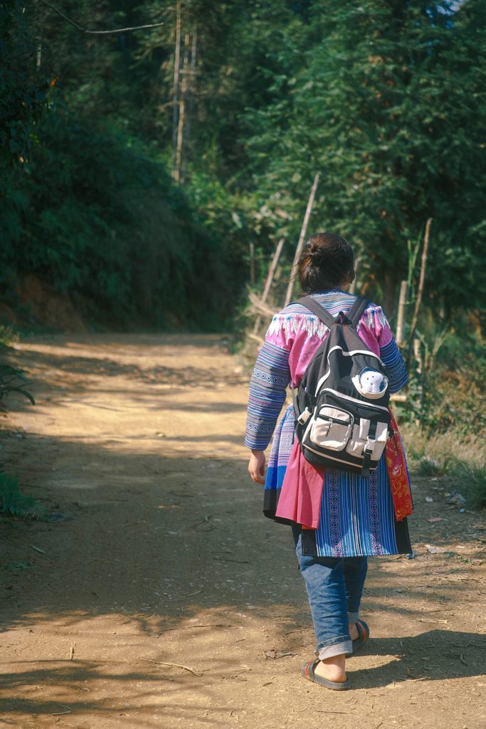 Đan* đi bộ tới trường