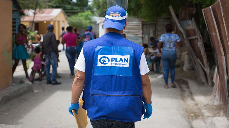 Colaborador-de-plan-internacional-dominicana-trabajando-en-comunidades-vulnerables