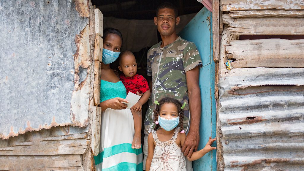 Familia-atendida-por-nuestra-ong-plan-internacional-republica-dominica-durante-la-emergencia-de-la-pandemia