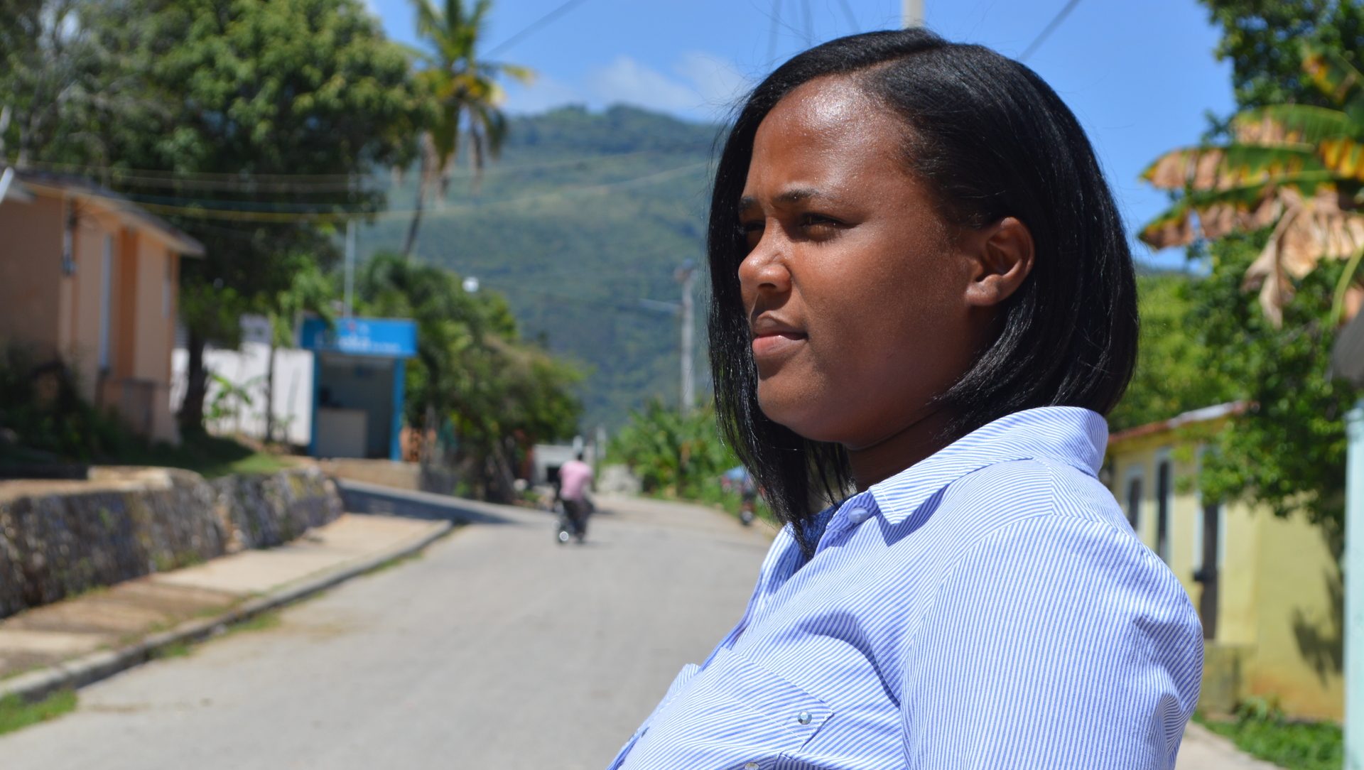 Joven líder comunitario empodera en Barahona, sobre prevenció de violencia.