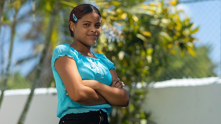 joven-de-plan-internacional-dominicana-apoyada-para-cumplir-sus-metas-y-emprendimientos