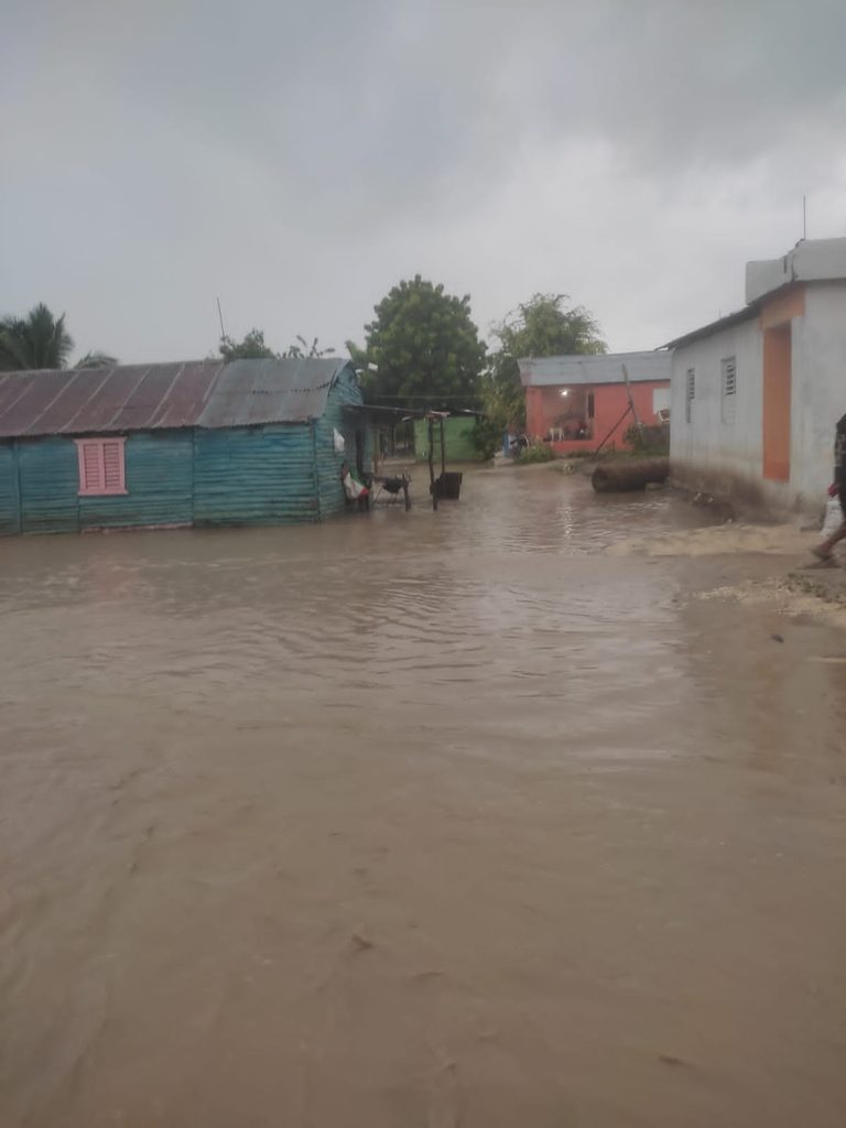 Situacion de emergencia afecta a familias del Sur de RD por disturbio tropical