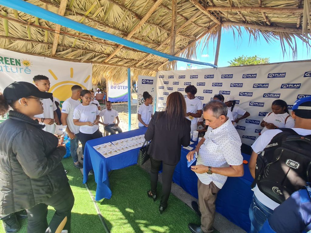 Jóvenes participan en ferias de emprendimientos