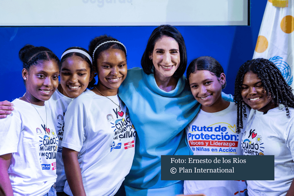 Niñas de la Ruta de Protección conversan con la Primera Dama