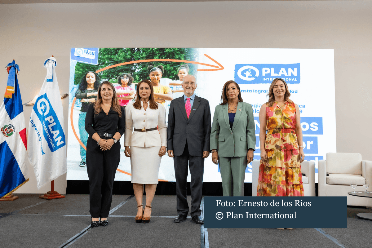 Johana Elías (INAIPI), Mayra Jimenez (Ministerio de la Mujer), Roland Angerer (Plan International), Ligia Pérez (CONANI), Gloria Reyes (Programa Supérate)