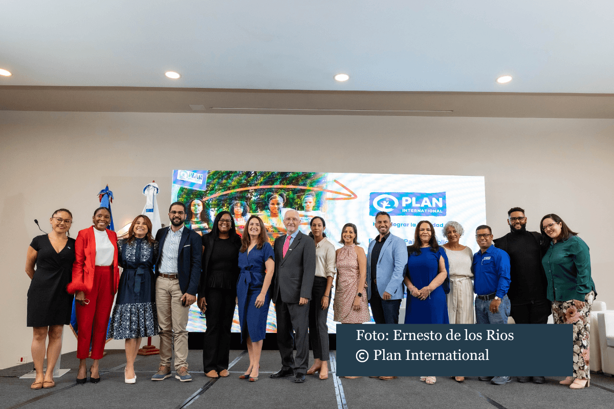 Colaboradores de Plan International República Dominicana presentes en el lanzamiento de la Estrategia País