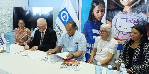 Plan International y Agua Buena firman alianza en Azua