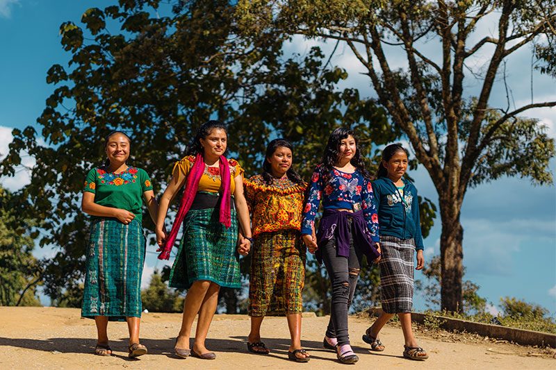 adolescentes-de-plan-internacional-guatemala-caminando-empoderadas