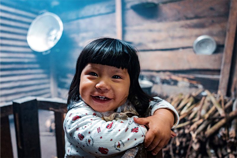 Niña beneficiaria de la organización Plan Guatemala sonríe
