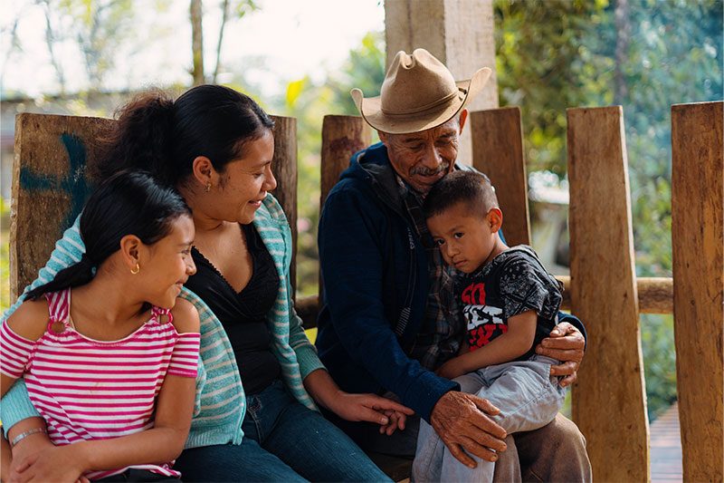Familia beneficiada de las acciones de Plan Internacional Guatemala 