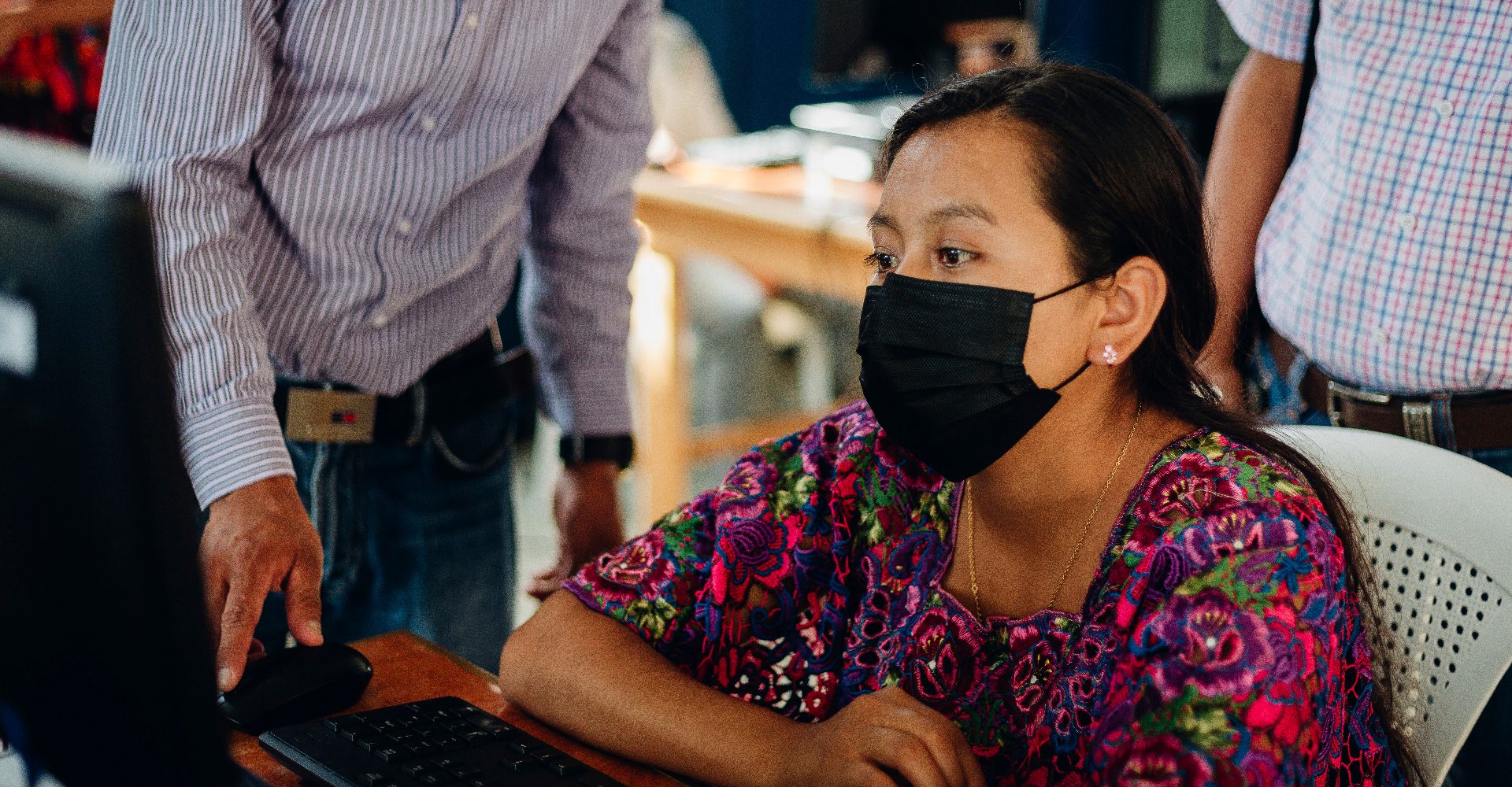 mujer-beneficiaria-de-plan-guatemala-recibe-educacion