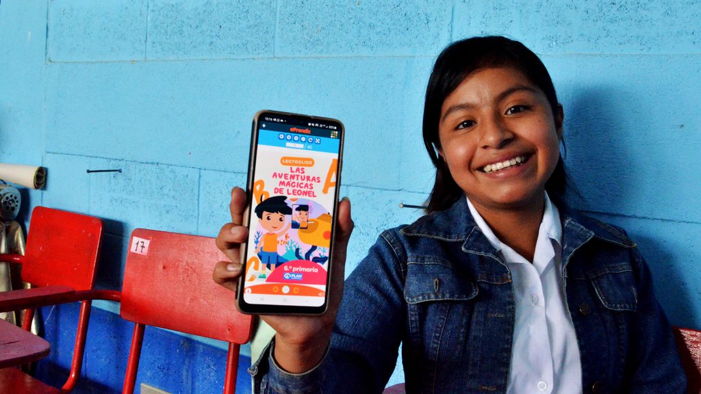 Estudiante utiliza la aplicación para continuar con su aprendizaje.