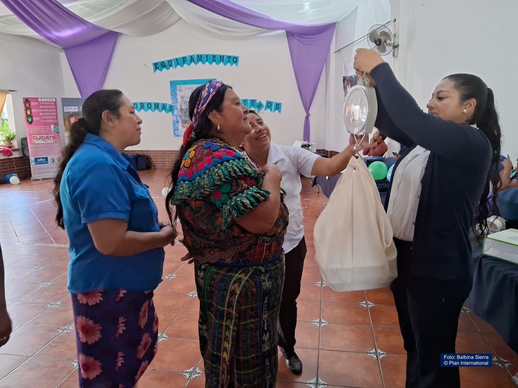 Comadronas participan de los talleres de formación. Equipamiento comadronas. Plan International en alianza con el Ministerio de Salud Pública y Asistencia Social - MSPAS -