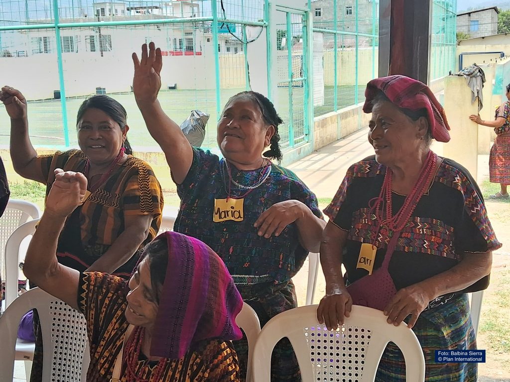 Comadronas-participando-en-capacitacion-mensual