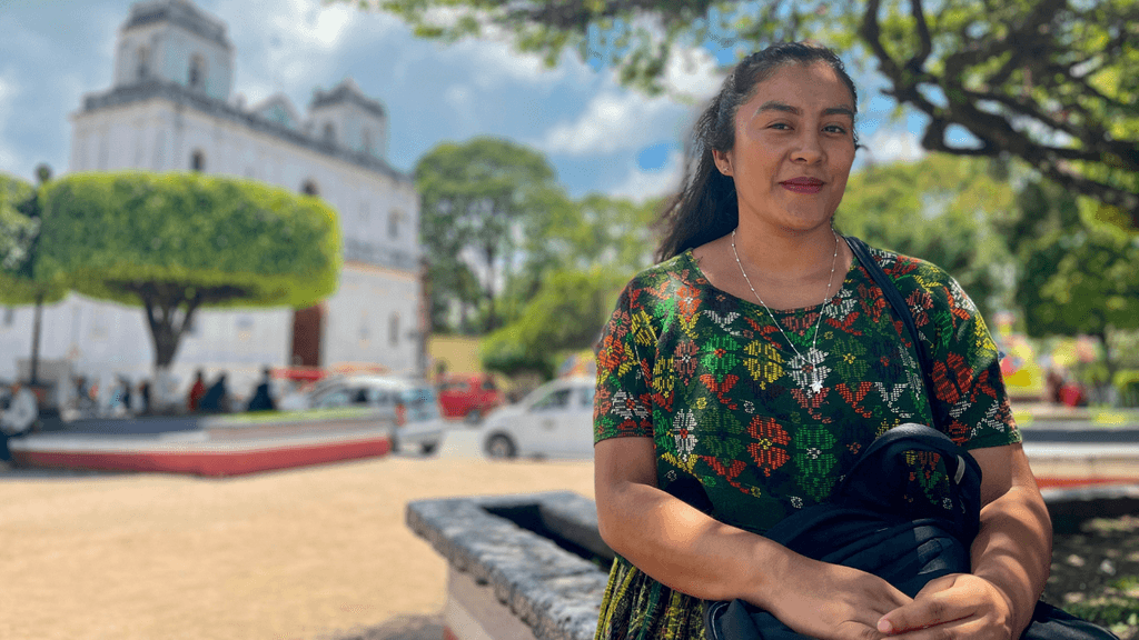 Mujer joven participante del proyecto de educación flexible comparte su experiencia con entusiasmo.