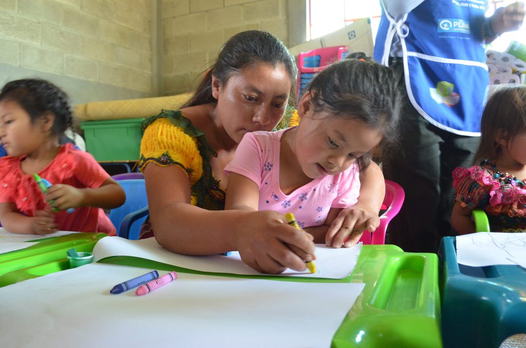Madre e hija participante de los Centros Comunitarios de Desarrollo Infantil (CECODII) en San Antonio Ilotenango, Quiché.