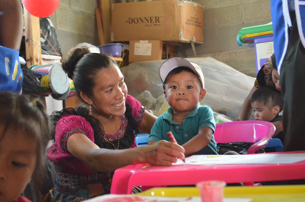 Mamá e hijo en un Centro Comunitario de Desarrollo Infantil (CECODII) en San Antonio Illotenango, Quiché.