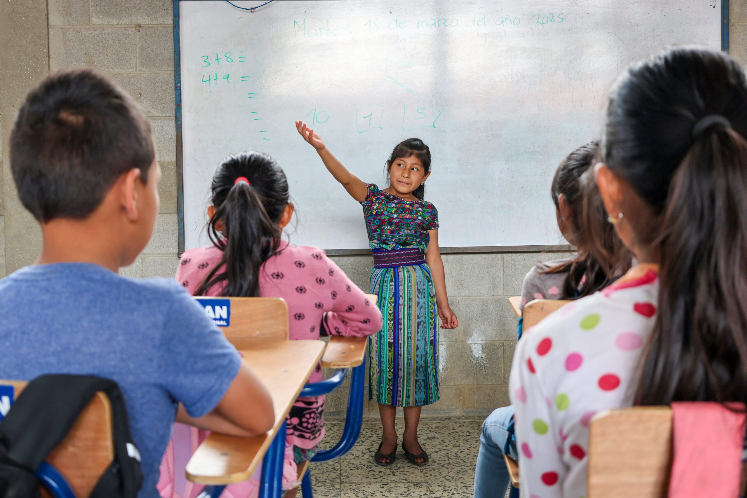 Merly, 11 años, declama un poema frente a sus compañeros de la escuela.