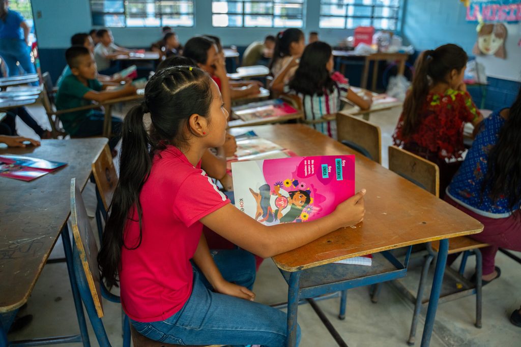 Niñas en escuela de Alta Verapaz en un taller sobre higiene menstrual.