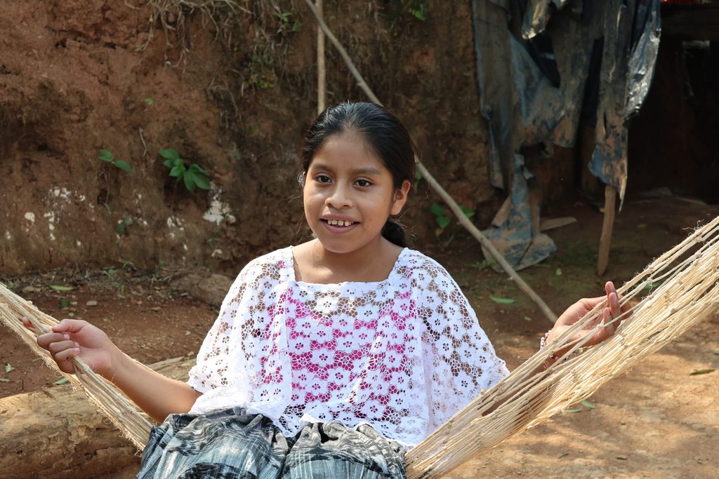 Raquel, sentada en una hamaca en su casa, reflexiona sobre lo que ha aprendido sobre la menstruación.
